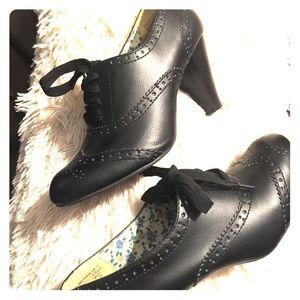 American Eagle closed toe lace-up heels